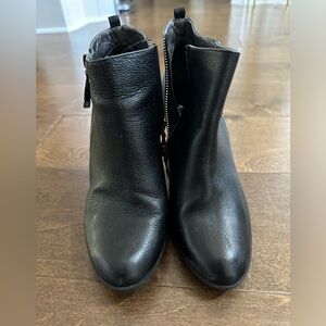 TAHARI lug soled ankle bootie